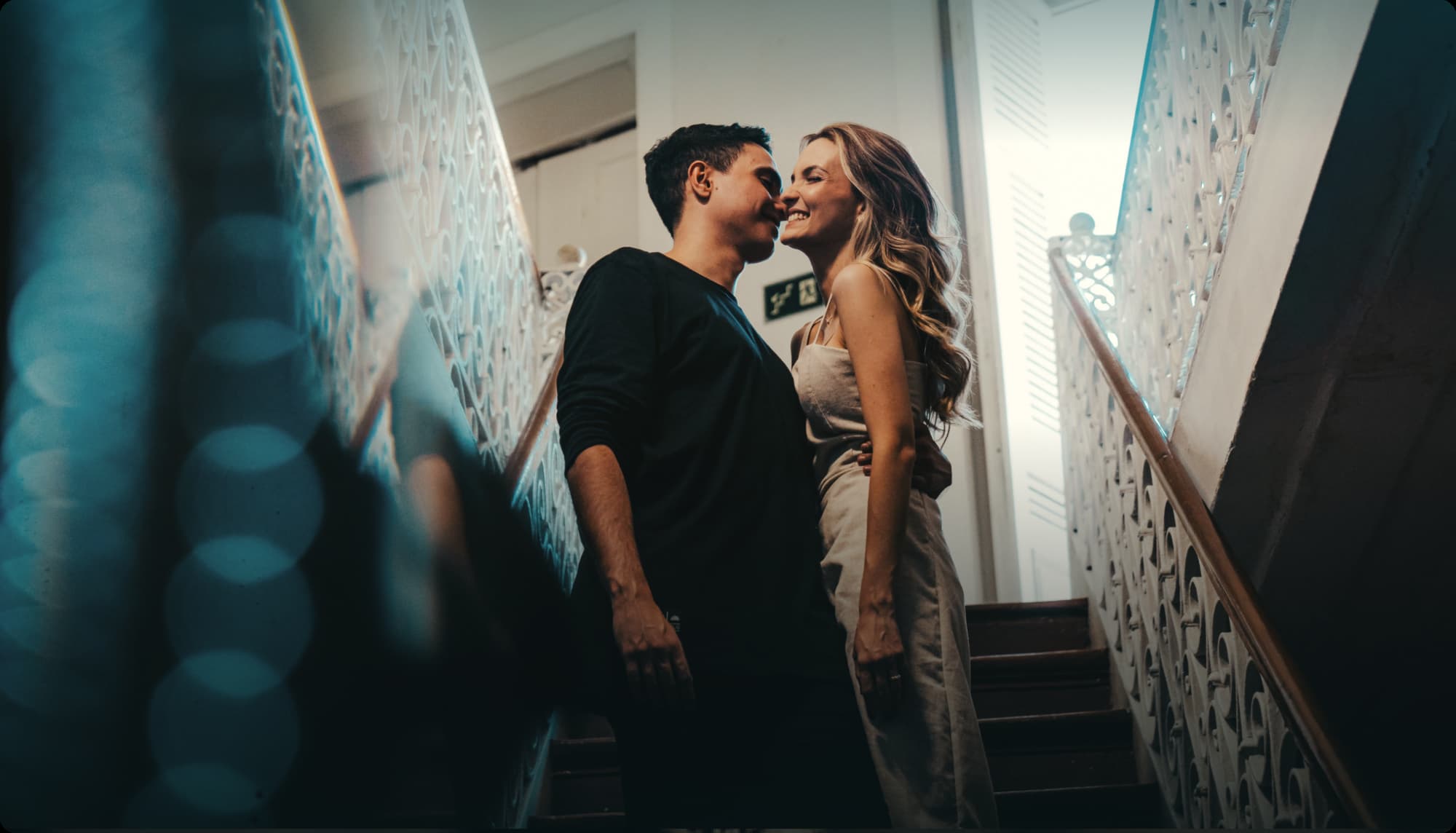 Un couple moderne, amoureux et bientôt uni