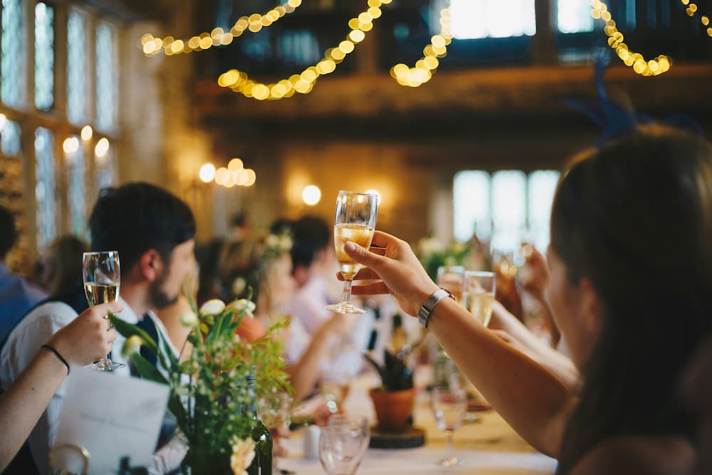 Célébration et toast entre amis lors d'un mariage.