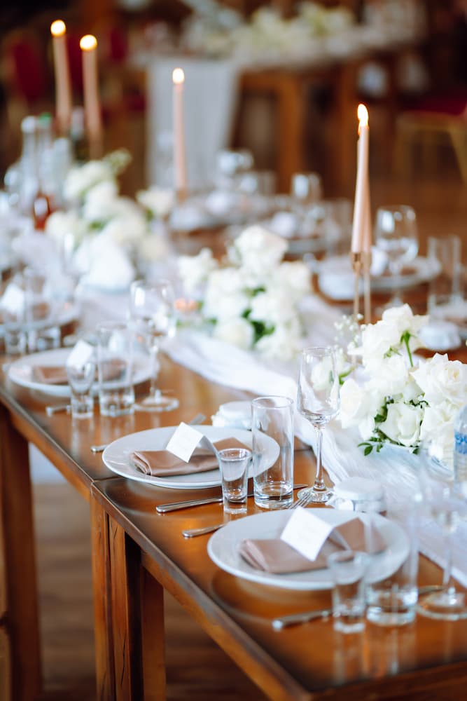 Votre table est prête pour un dîner de mariage élégant.